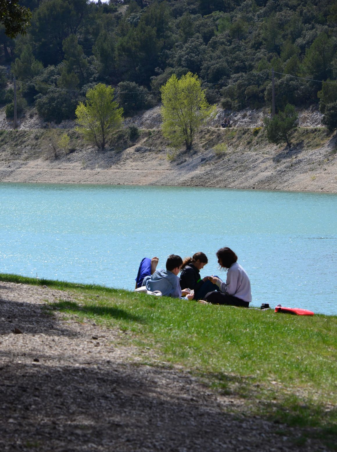 famille qui se pose sur les rives du lac du paty